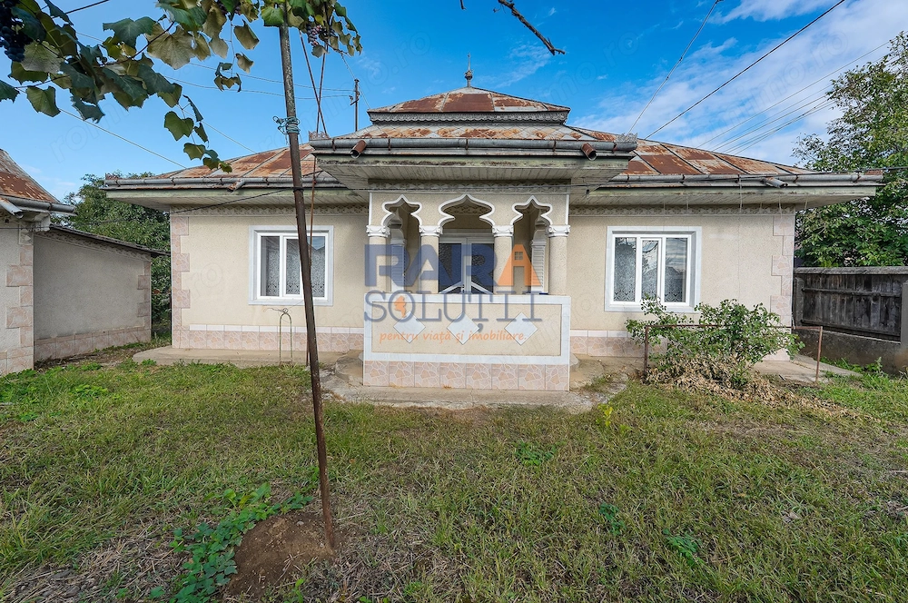 Casă cărămidă 80 mp, teren 1000 mp, colț, 7 km de Roman, Trifești
