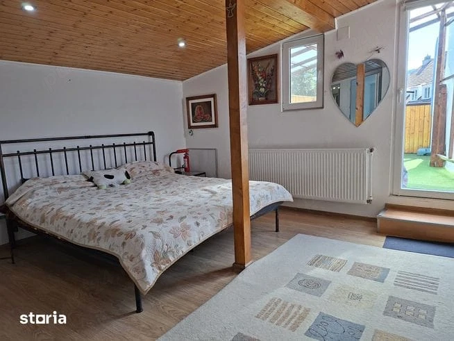 Ofer apartament cu 3 camere DE INCHIRIAT  situate pe două niveluri, mobilat și complet utilat