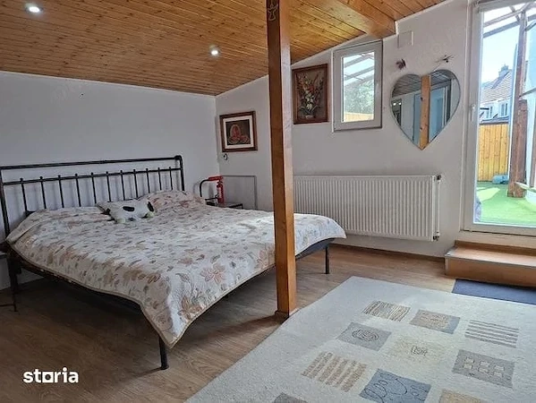 Ofer apartament cu 3 camere DE INCHIRIAT situate pe două niveluri, mobilat și complet utilat