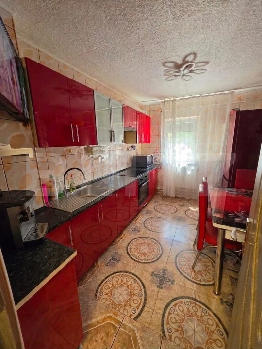 Apartament 3 camere, parter înalt, zonă liniștită – mobilat, parcare, Hunedoara