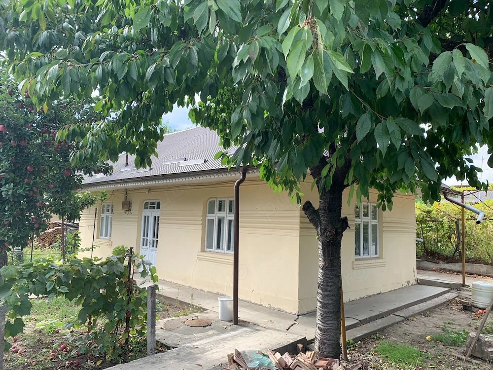 Vând casă în Huşi,str.Libertății nr7 