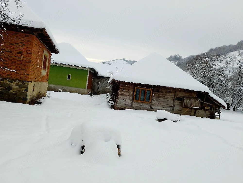 Vând doua imobile de locuit din piatra si caramida
