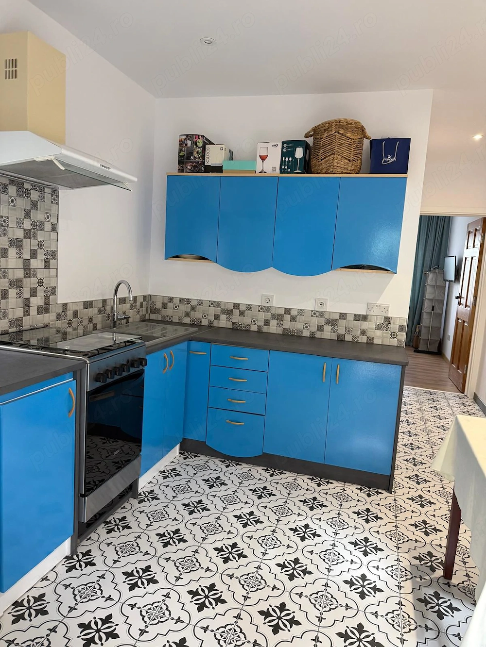 camera de închiriat, recent renovat