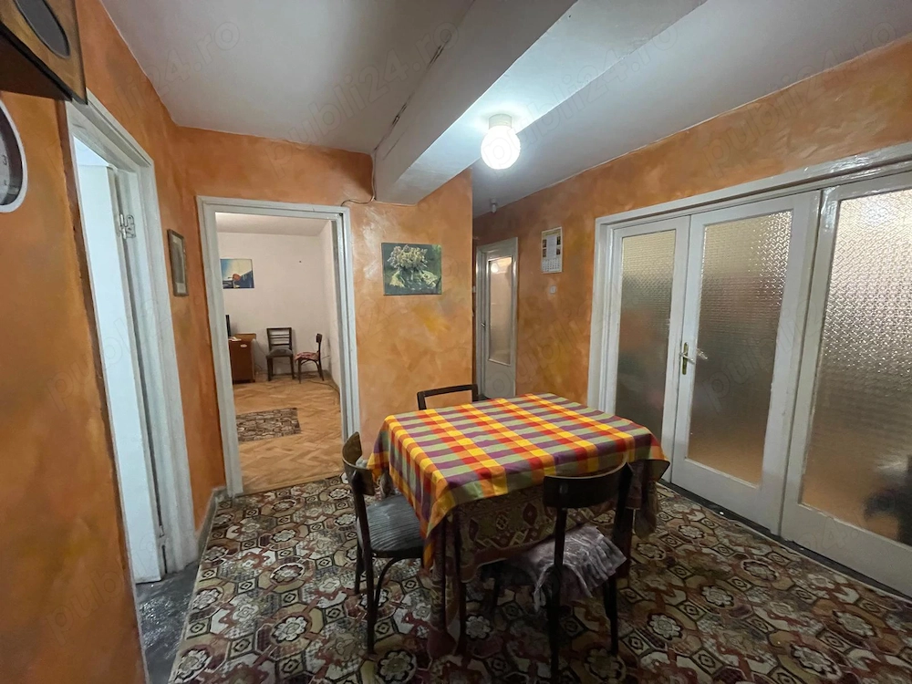 Închiriez apartament  cu 4 camere  pe strada Splaiul Crișanei, Oradea