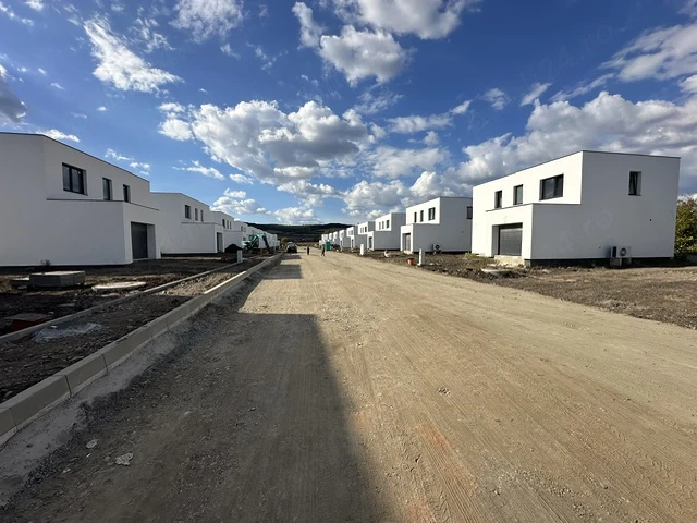 Casă nouă P+1E, 117 mp utili, 442 mp teren, NZEB, pompă de căldură + fotovoltaice 6 kWp, Târgu Mureș