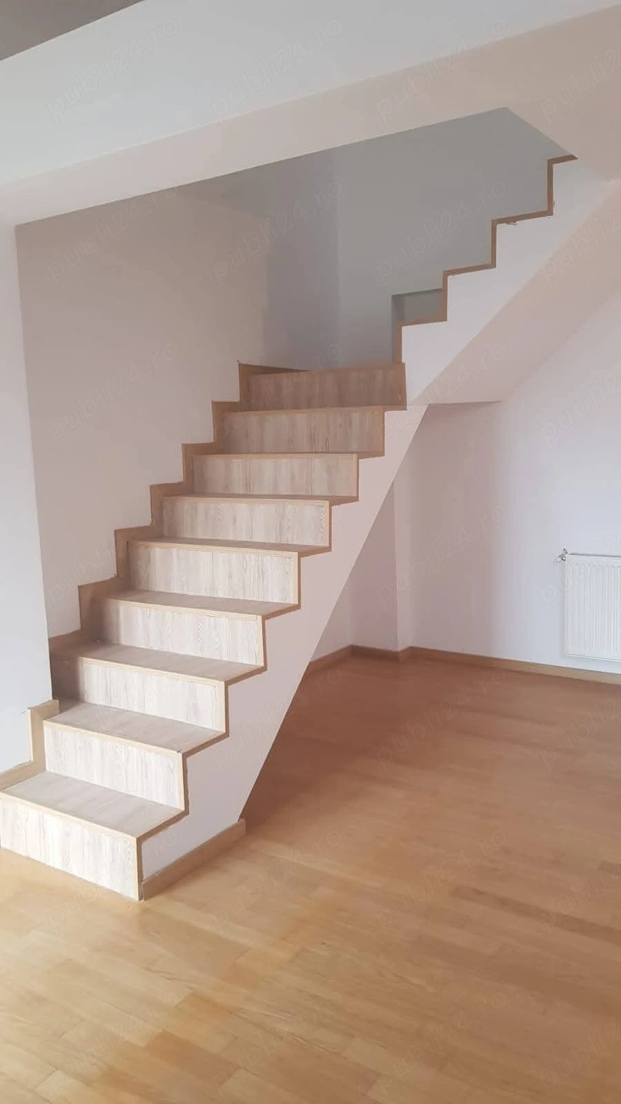 Închiriez Apartament.
