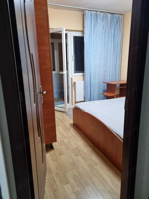 Cameră liberă, apartament decomandat 