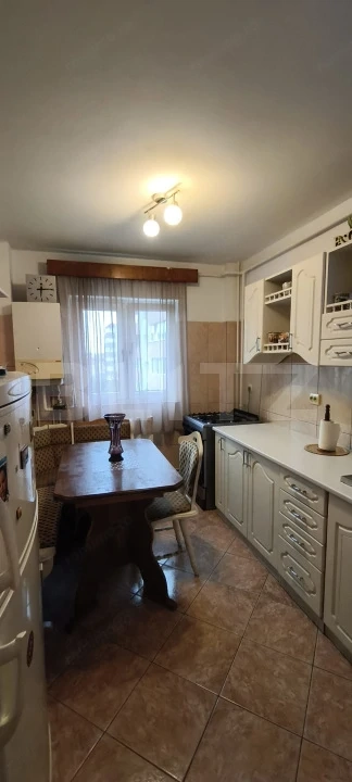 Apartament Răcădău – 2 camere decomandate, etaj intermediar, 2 locuri de parcare