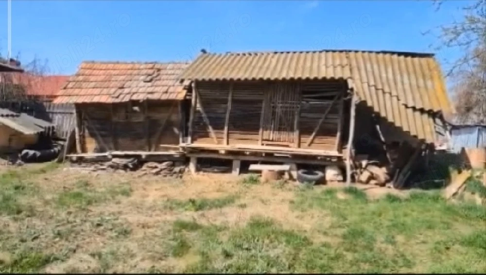 Vând loc de casă (casă)