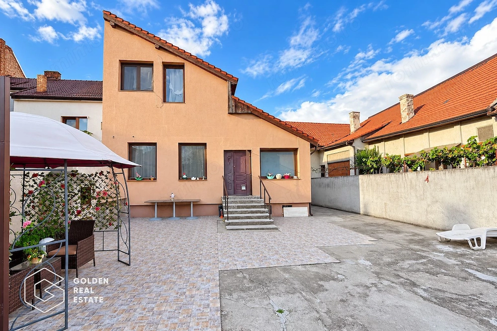 Casa individuala cu garaj si teren 556 mp, str Desseanu
