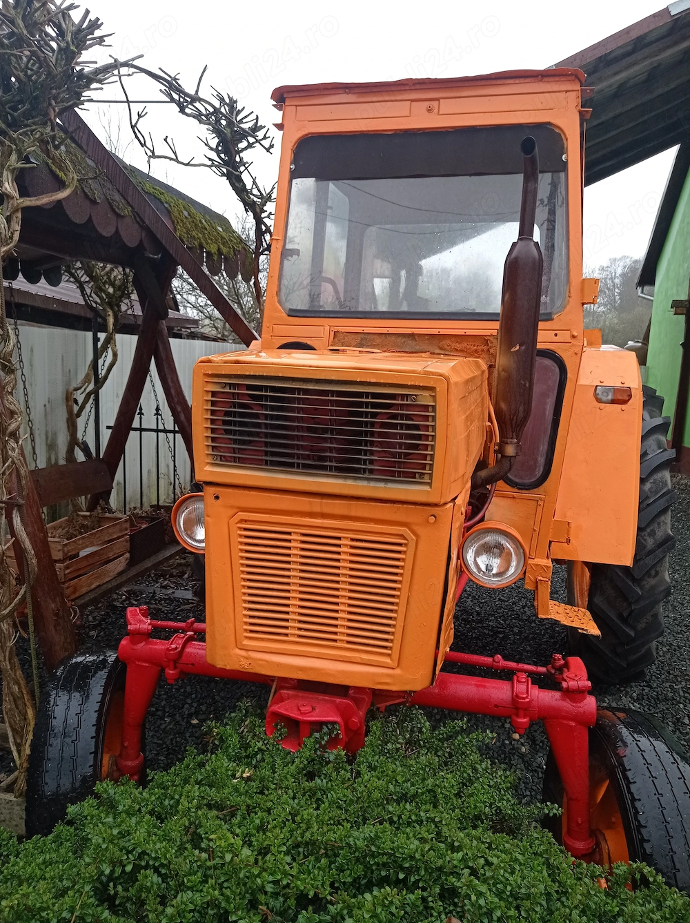 Vând tractor 
