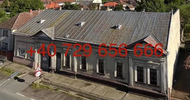 Clădire istorică situată în centrul localității Halmeu