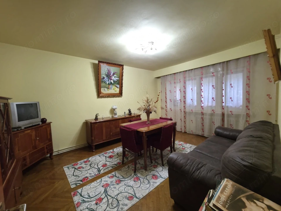 Apartament cu 4 camere, parter înalt, zonă centrală – Str. Moldovei, Baia Mare