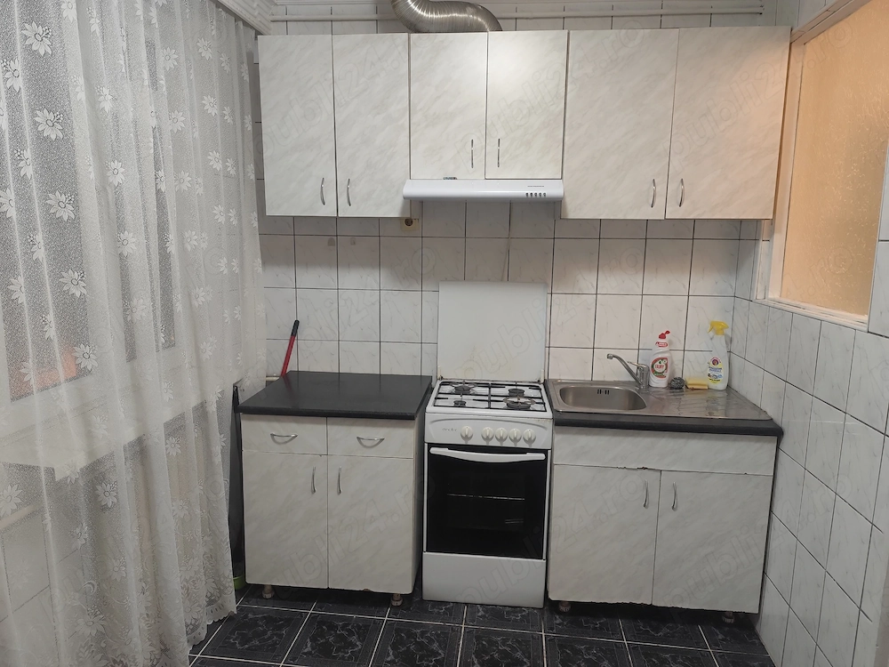 Închiriez apartament cu doua camere în zona centrală 