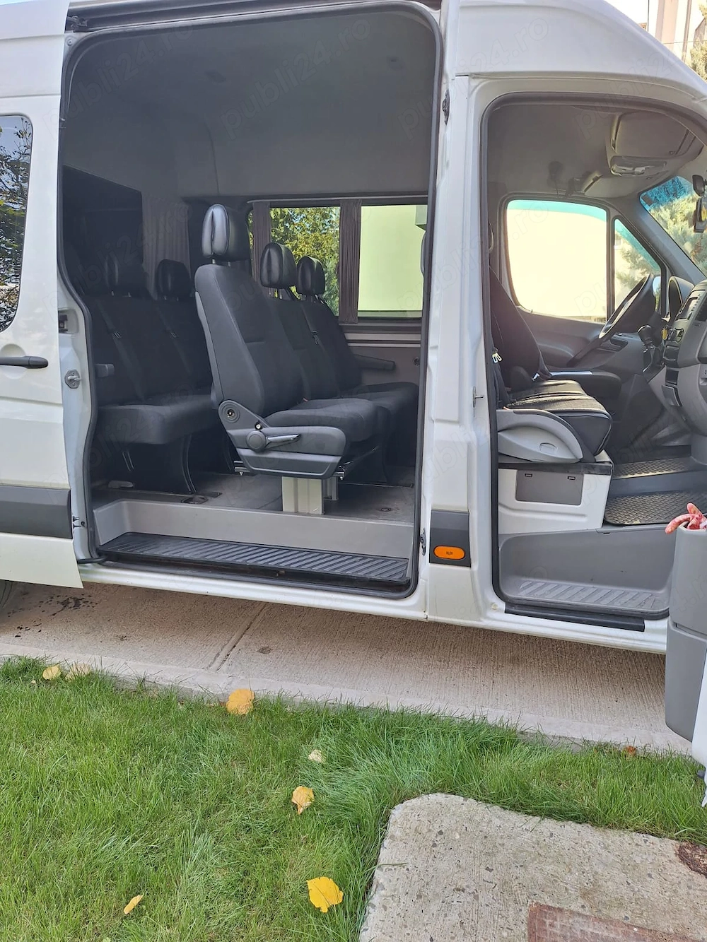 Vând Mercedes Sprinter 314 CDI, an 2018, 9 locuri, cutie manuală, diesel, pat și cârlig, full option (3/5)