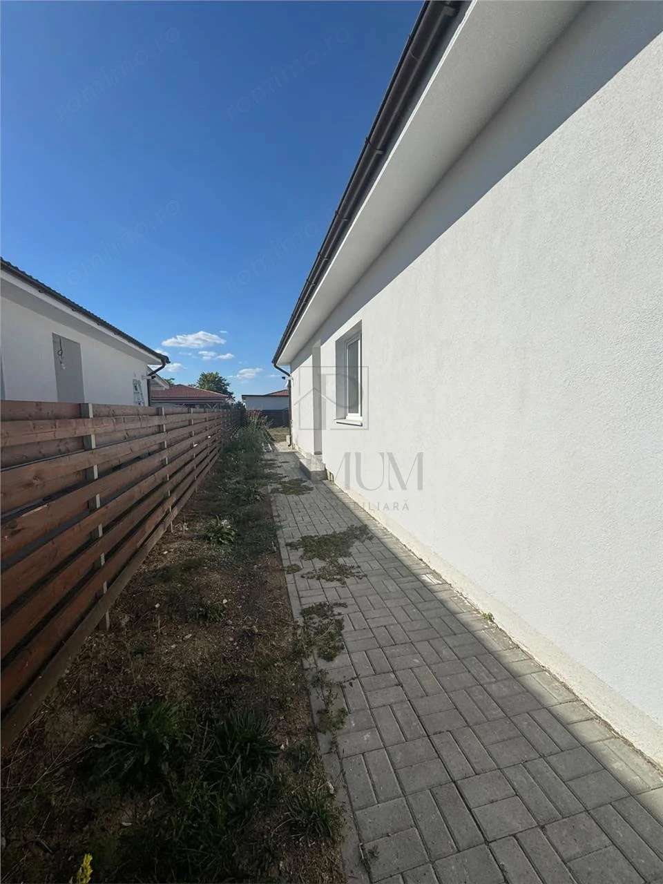 CASA PE PARTER  - 3 DORMITOARE - BUCATARIE INCHISA - 400 MP TEREN -ASFALT