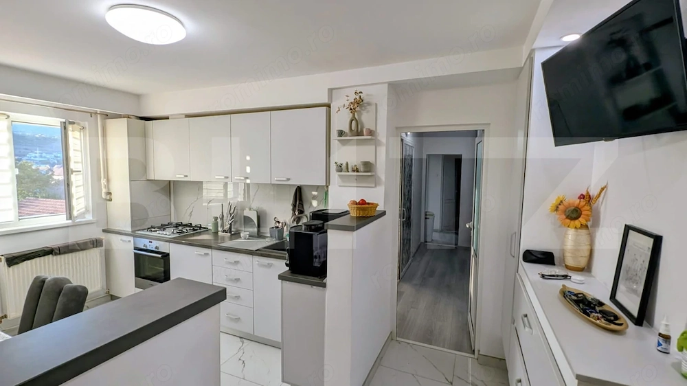 Apartament recent renovat, cetate, etaj intermediar
