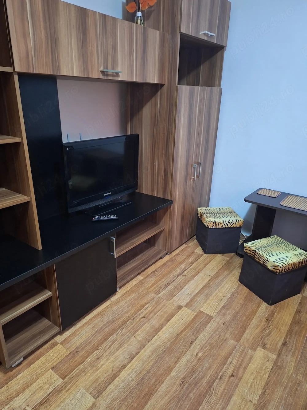 Închiriez garsoniera 