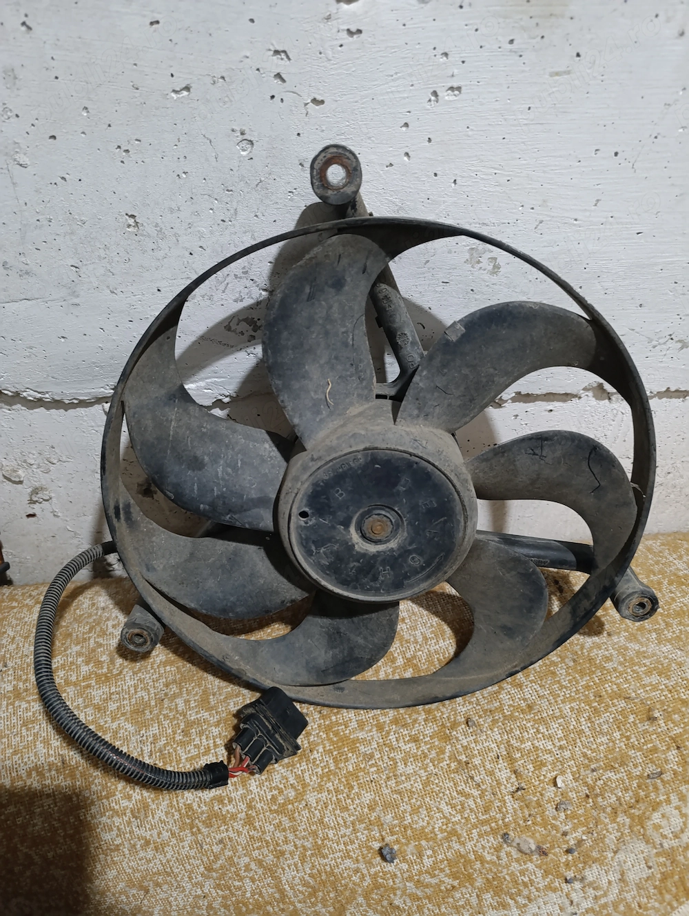 Vând ventilator radiator 
