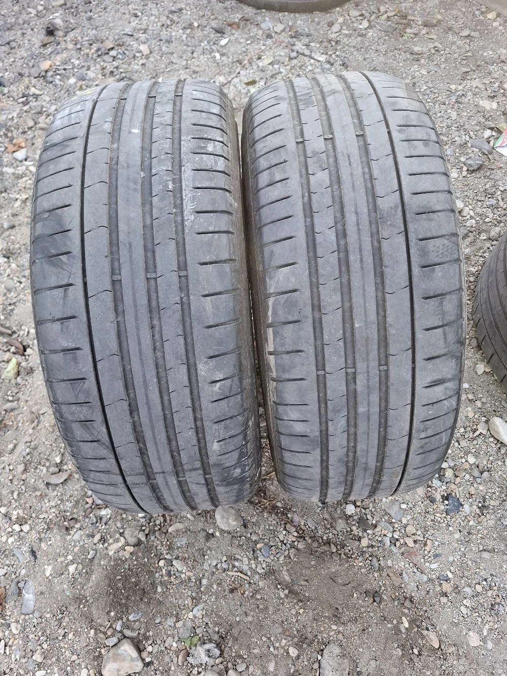 vand 2 anvelope 245 40 19 pireli de vara bune fara defecte dot 2022
