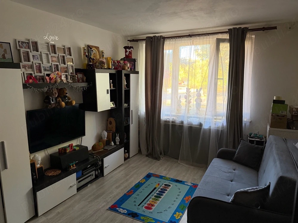 Vand apartament tip F cu doua camere