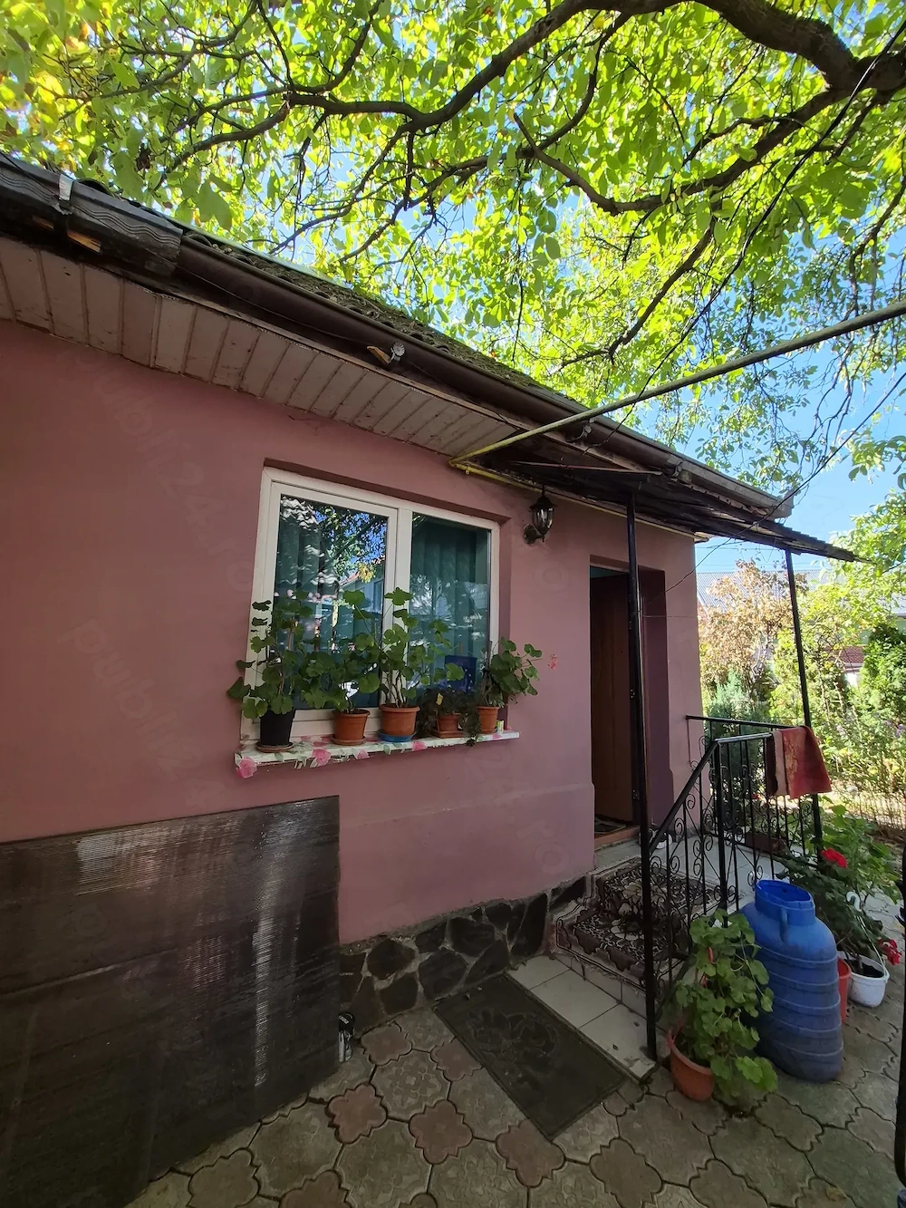Casă de vânzare - două case, grădină, anexe