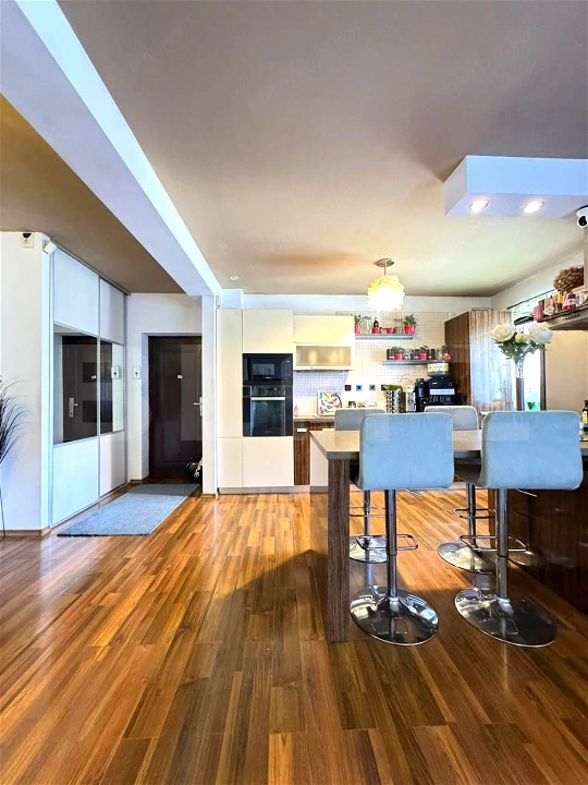 Apartament 3 camere, 77 mp, 2 băi, etaj 1, parcare, Sub Cetate