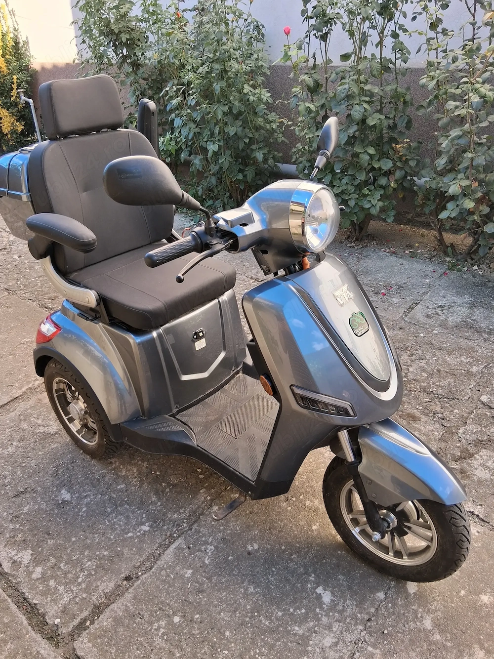 De vinzare scuter electric aproape nou