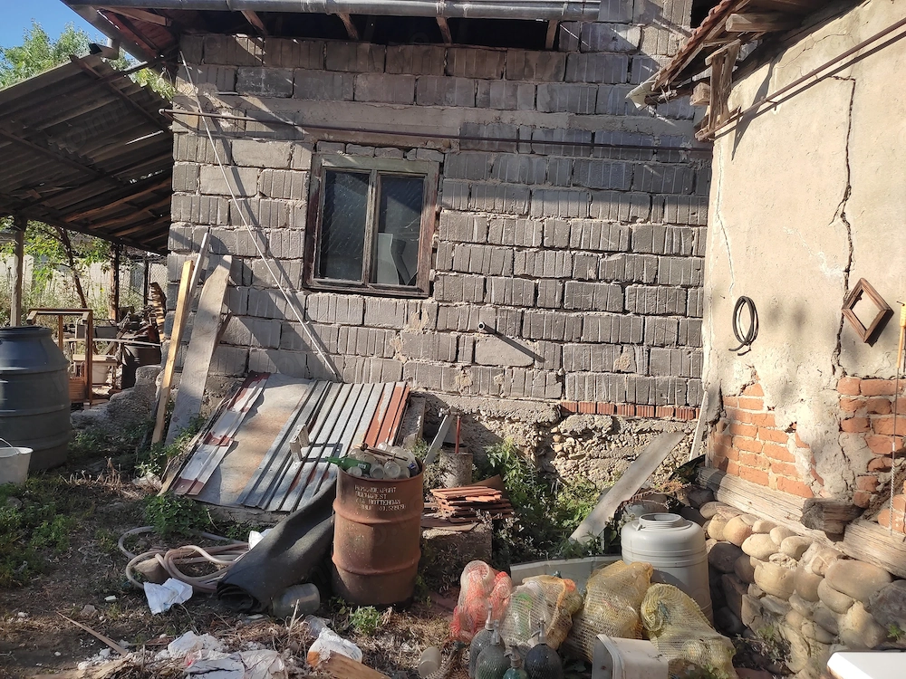 Casă + 1.900 mp în Brănești (Dâmbovița), gaz+fântână, ideal investiție reconstrucție