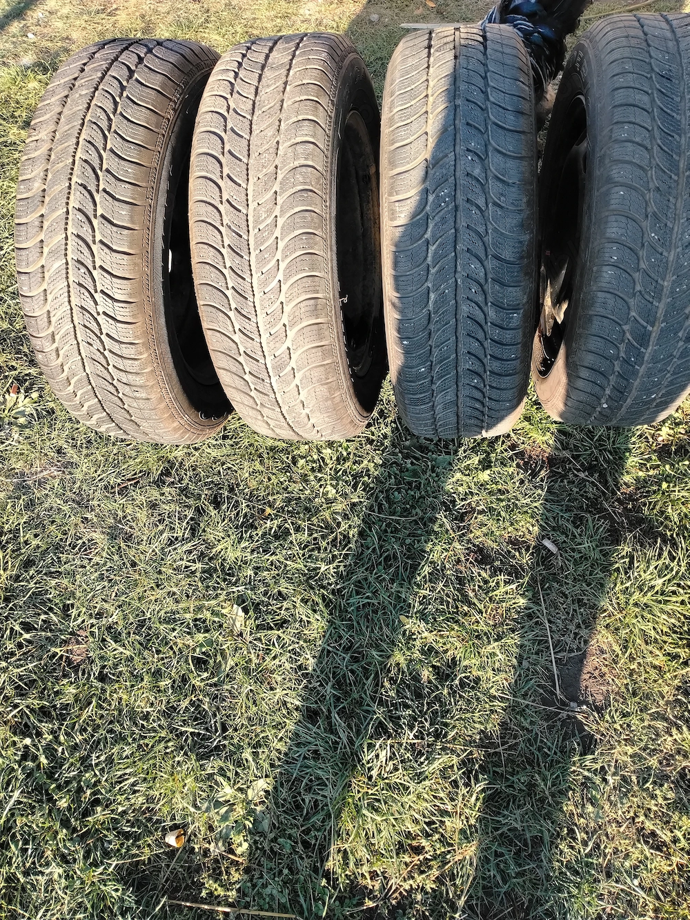 Jeante de tablă pe 15 cu anvelope M+S Debica dot 2023  puțin folosite. Grila golf 100 