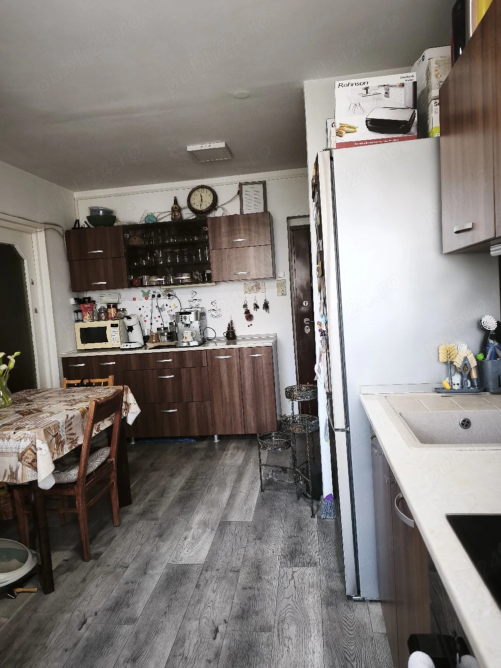 vând apartament cu 3 camere in Tudor zona Fortuna 