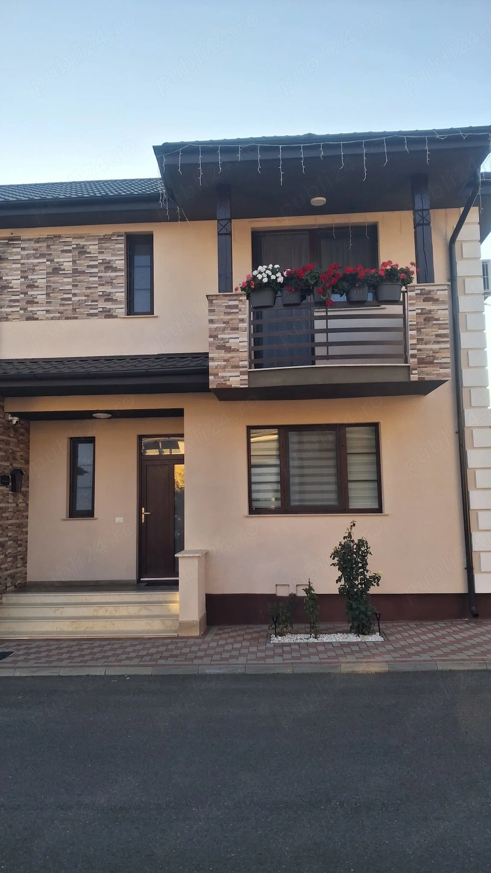 Proprietar vând casa tip duplex cu 3 camere, str Plantelor