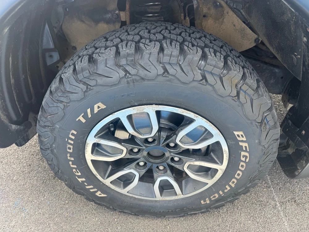 Vand sau schimb 4 jante cu anvelope de la Mitsubishi L200 dupa 2015