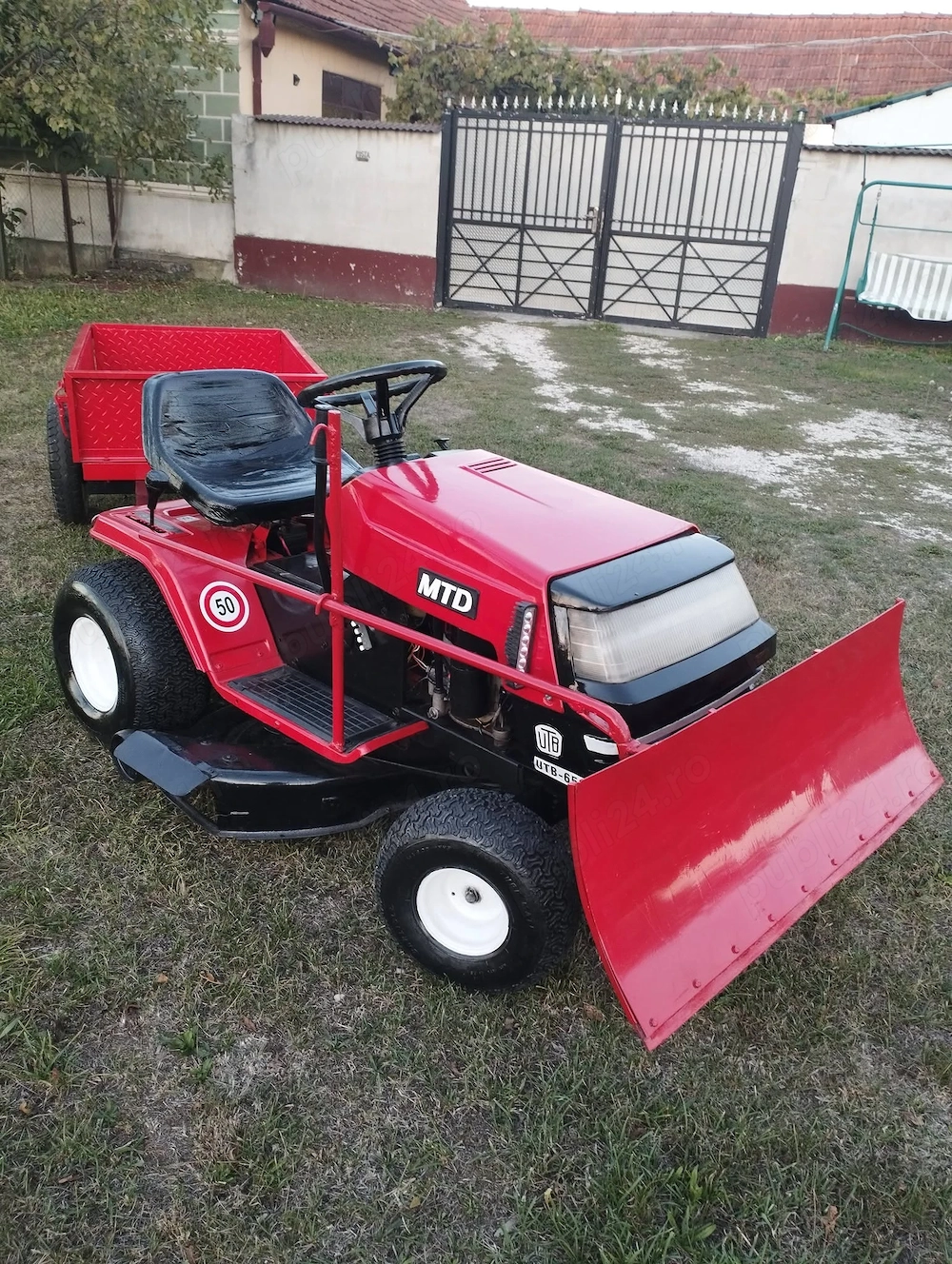 Tractoras taiat iarba dotat cu lama de zapada si remorca 500 Kg stare impecabila 