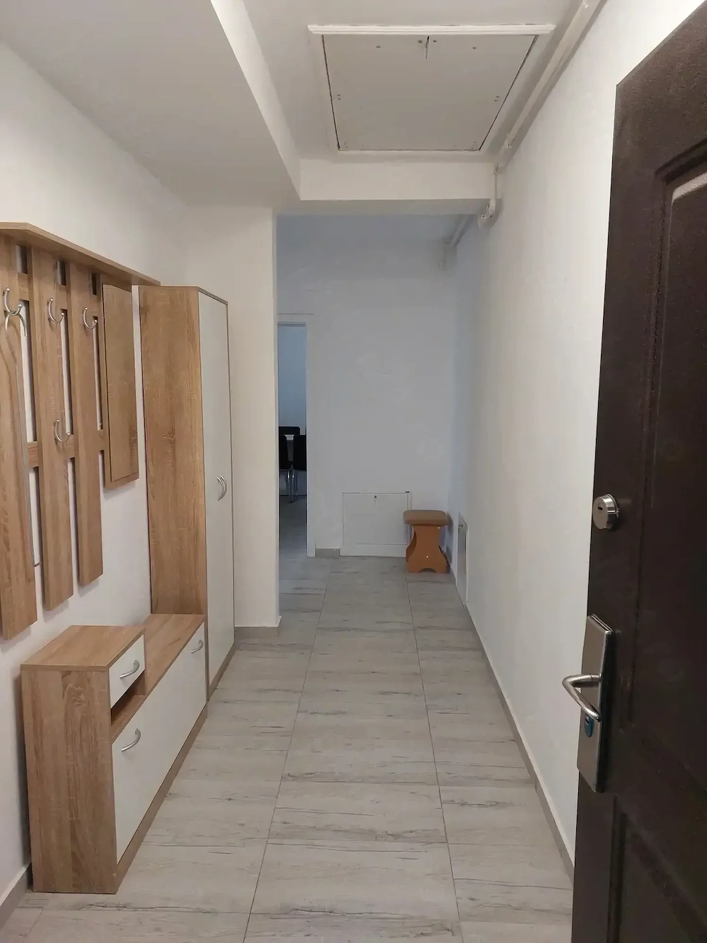 Închiriez apartament cu 2 camere 