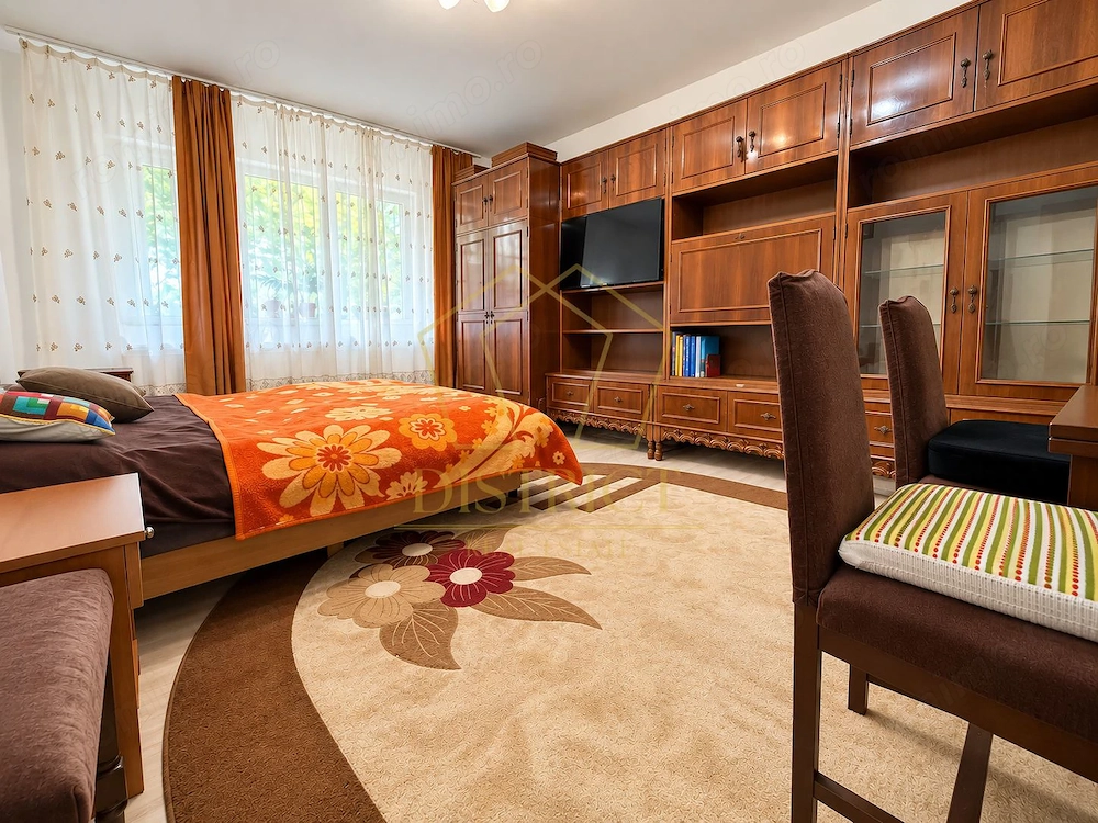 Apartament 3 camere de vanzare, decomandat, zona Lipovei