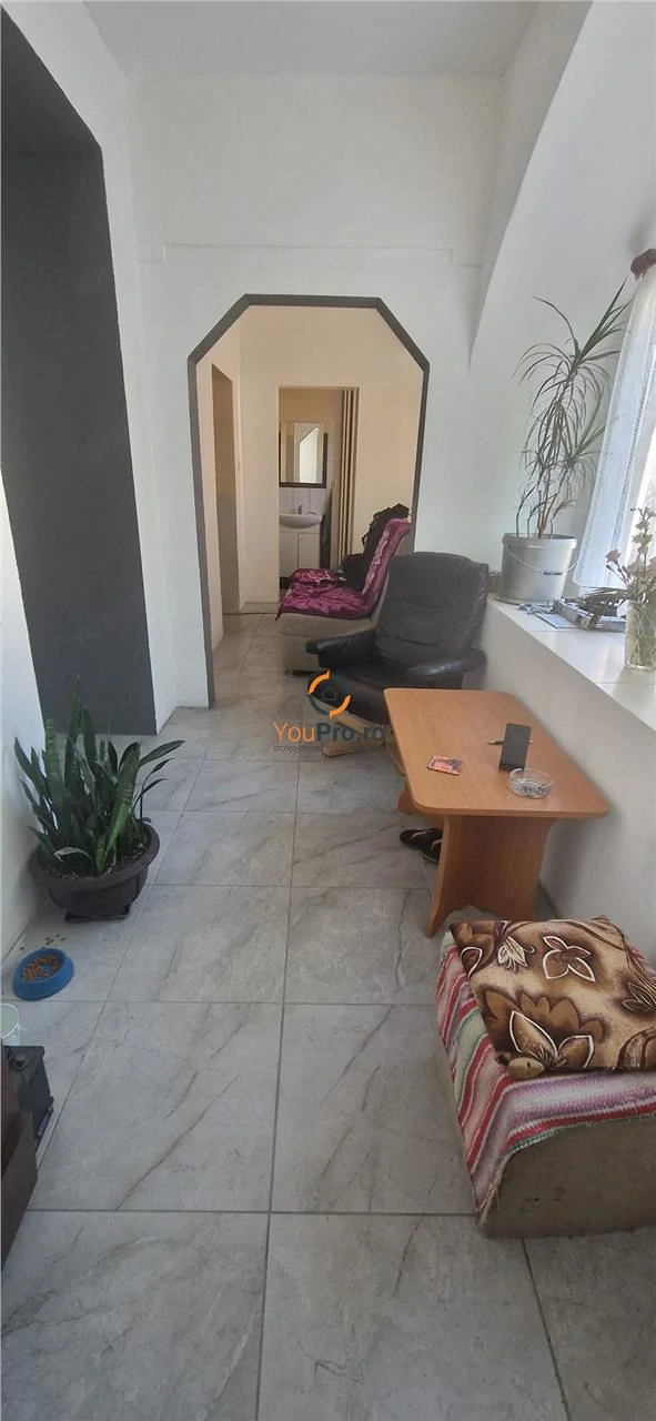 Decomandat 2 Camere   Curte Comuna cu Loc de Parcare   Zona Traian