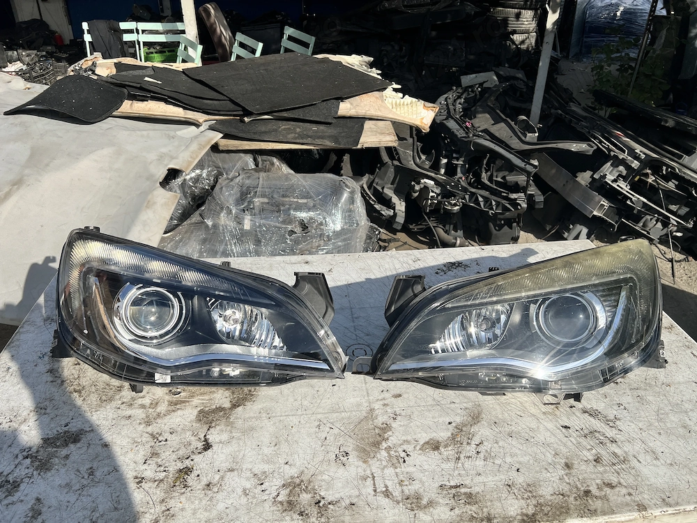 Set faruri Bi-Xenon cu lupă Opel Astra J 2009–2015 – stânga + dreapta
