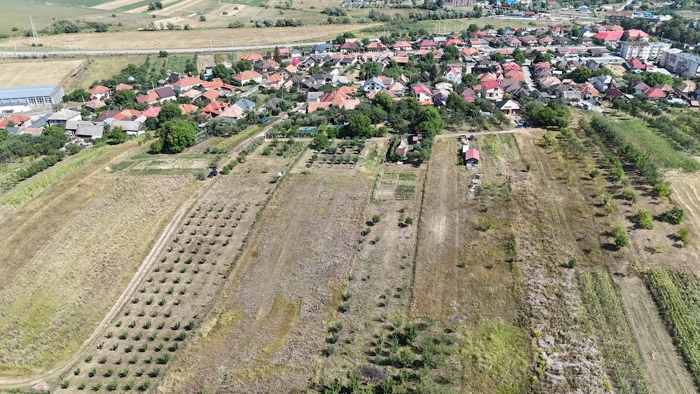 Vând teren extravilan de 5.800 mp în Aghireșu Fabrici, foarte aproape de intravilanul comunei.