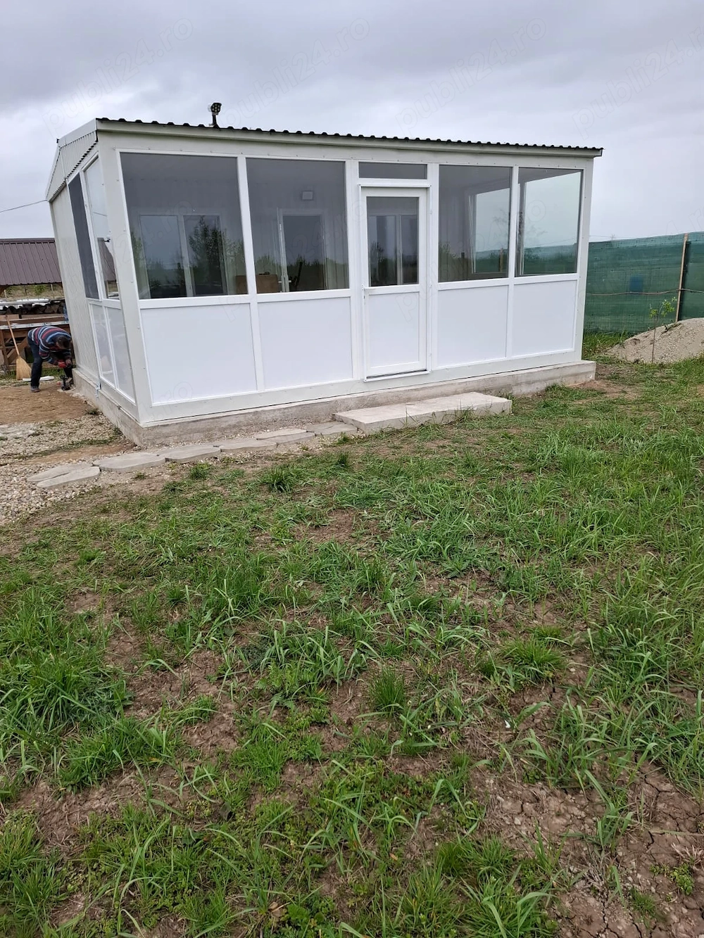 Vand teren cu o casuta construita