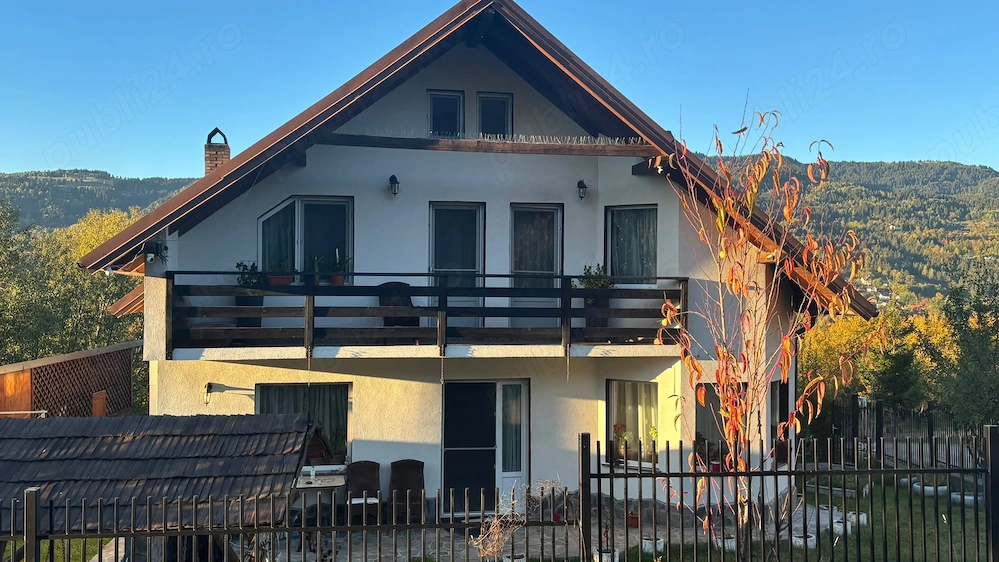 Vând casă, pretabil pensiune situată în Moisei, zona Purcaret