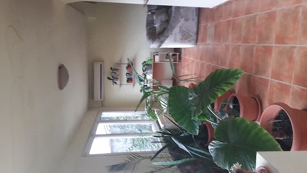 Inchiriez casa individuala cu etaj 6 camere-cu doua apartamente de 3 camere separate