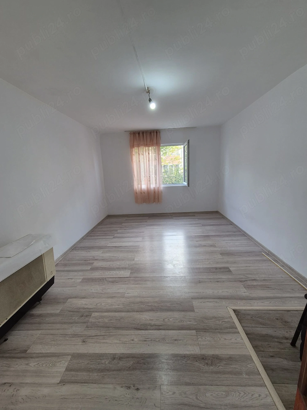 Garsoniera de vanzare, Dej
