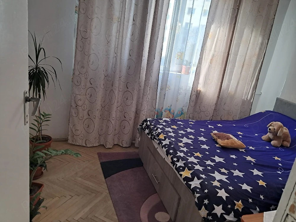 Propietar ,vand apartament cu 3 camera ,decomandat ,semi-mobilat si utilat 
