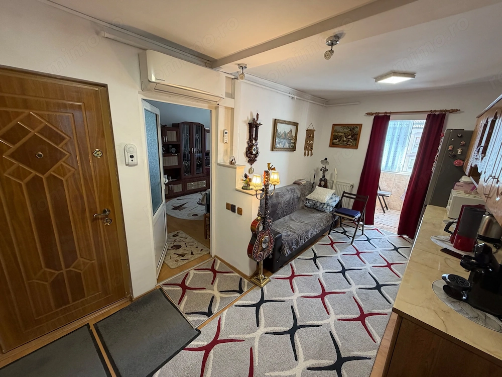 Apartament 2 camere, decomandat - zona Cetate