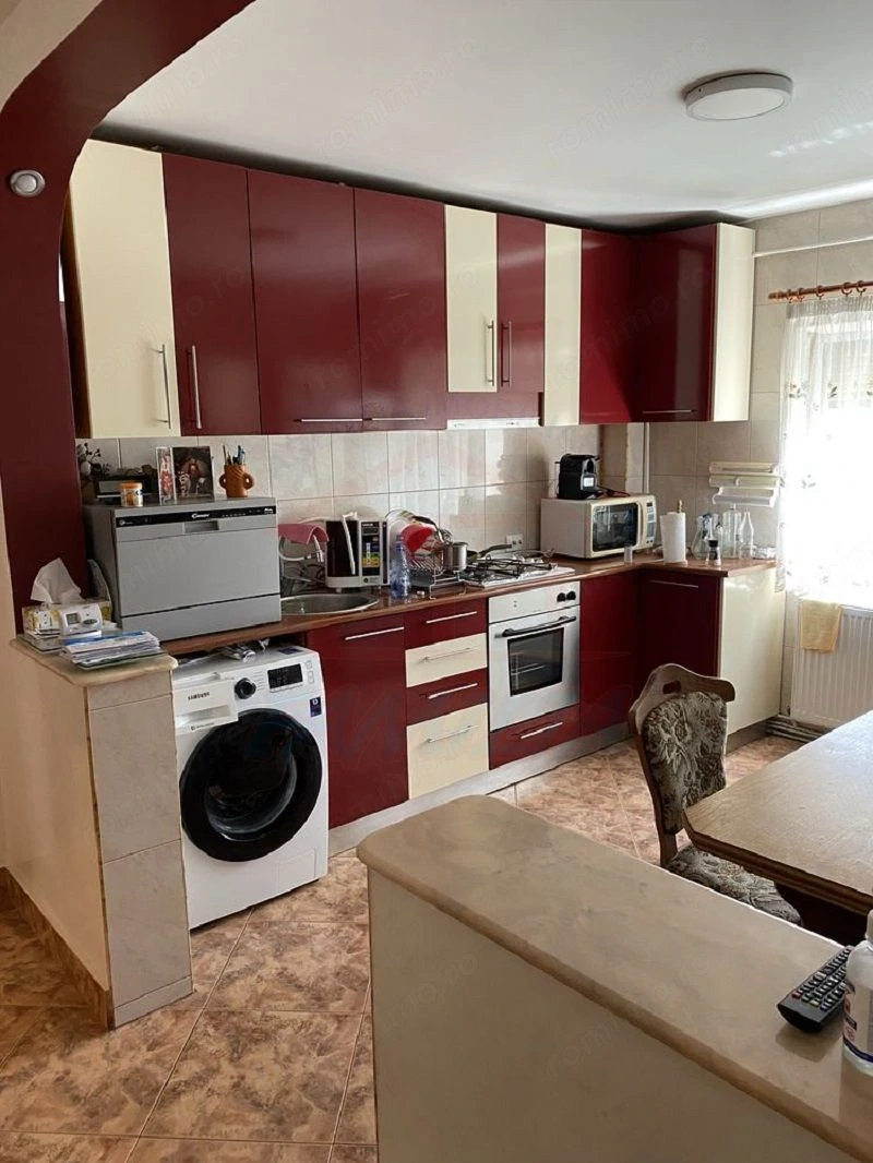 550 Euro inchiriere apartament cu 3 camere, etaj 3 din 8, zona peco BK