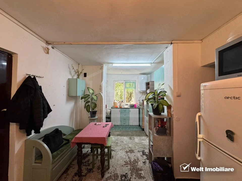 Apartament cu 4 camere, decomandat, etaj 1/4, boxa, balcon