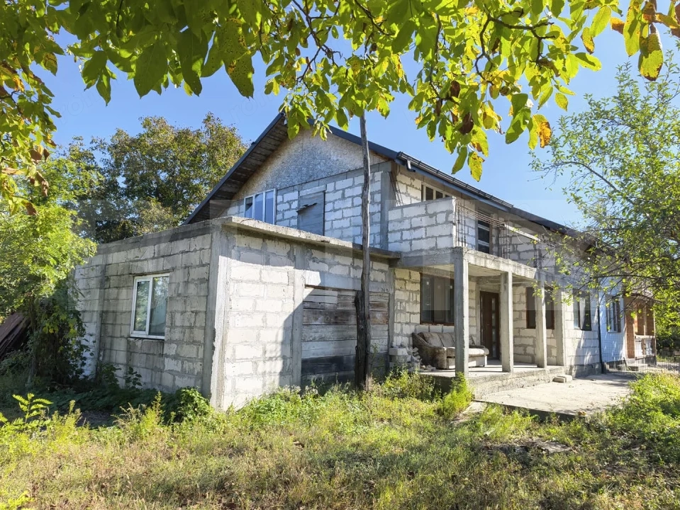 Casa duplex, 226 mp, 1600 mp teren, zona Prisacani