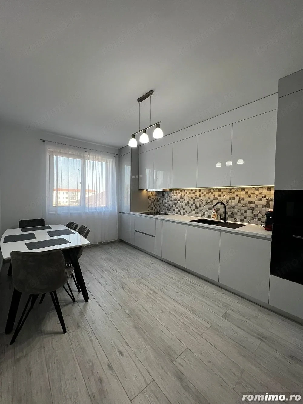 De închiriat Apartament modern, 3 camere, 95 mp, dispus pe 2 niveluri