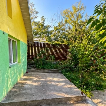 Casă cu livadă pe rod și 4.300 m2 teren   gospodărie completă în Epureni. Preț 59.000 negociabil.